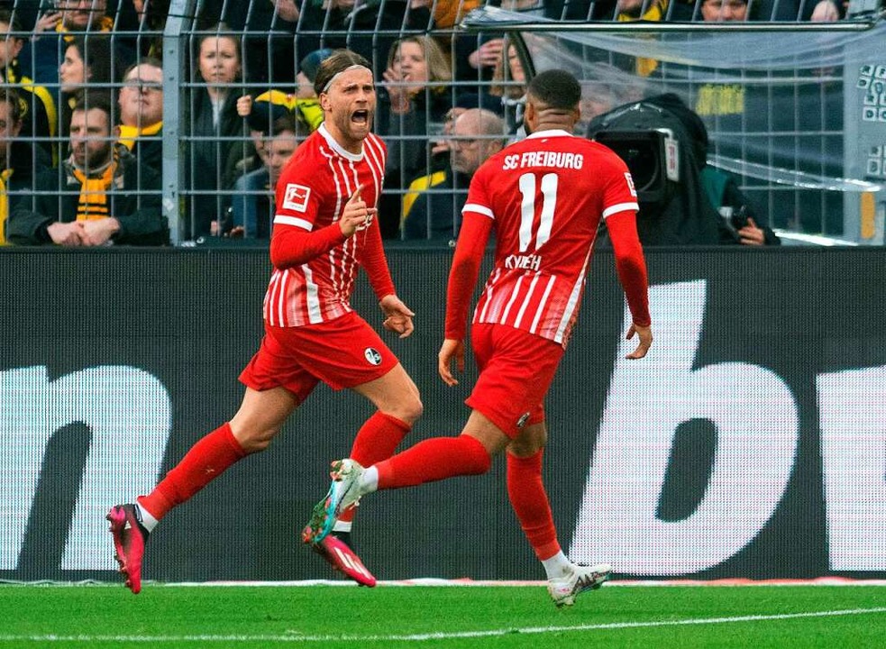 Lucas Höler von Freiburg (l) jubelt mi...el Kyereh über seinen Treffer zum 1:1.  | Foto: Bernd Thissen (dpa)