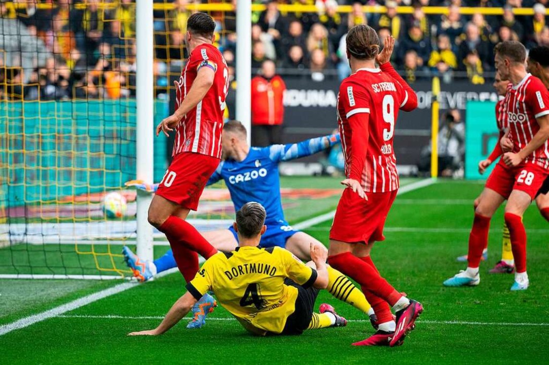 Dortmunds Nico Schlotterbeck erzielt seinen Treffer zum 1:0.  | Foto: Bernd Thissen (dpa)