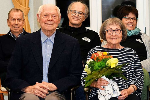 Alfred Arbandt (links) mit seiner Frau Gisela und dem Ortsvorsteher Georg Bader.  | Foto: Bettina Schaller