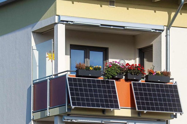 Mit Mini-Photovoltaikanlagen am Balkon...ich direkt im eigenen Haushalt nutzen.  | Foto: Stefan Sauer (dpa)