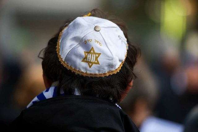 Ein Mann mit einer Kippa steht auf ein...ng wird von religisen Juden getragen.  | Foto: Sebastian Kahnert (dpa)
