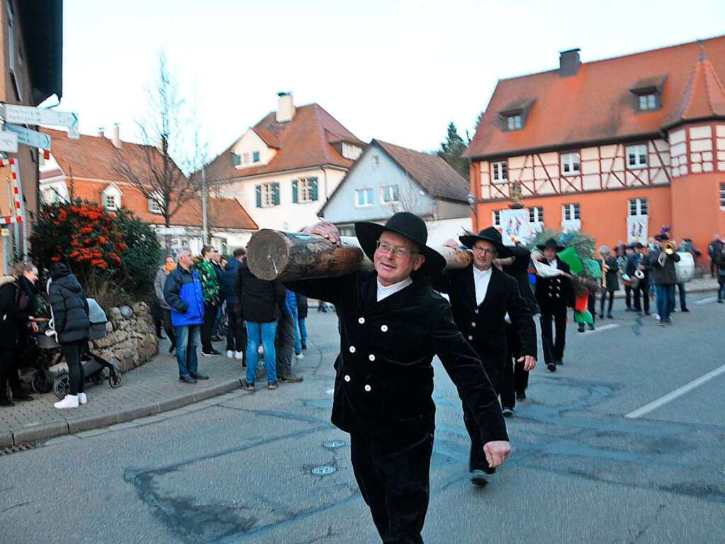 Mit Muskelkraft, Schwung und viel Elan der Zimmerleute wurde mit einem fastnchtlichen Spektakel der Narrenbaum gestellt. Dabei erklang auch der Zwulchheimer Narrenmarsch der talentierten Fasnet-Combo.