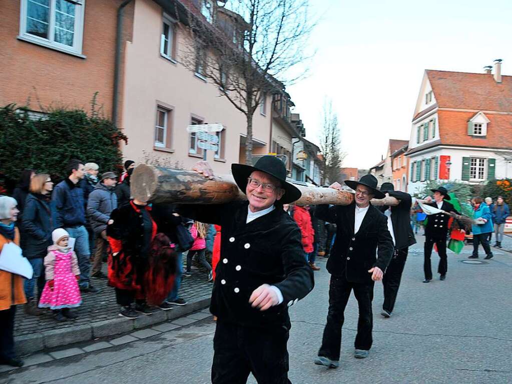 Mit Muskelkraft, Schwung und viel Elan der Zimmerleute wurde mit einem fastnchtlichen Spektakel der Narrenbaum gestellt. Dabei erklang auch der Zwulchheimer Narrenmarsch der talentierten Fasnet-Combo.