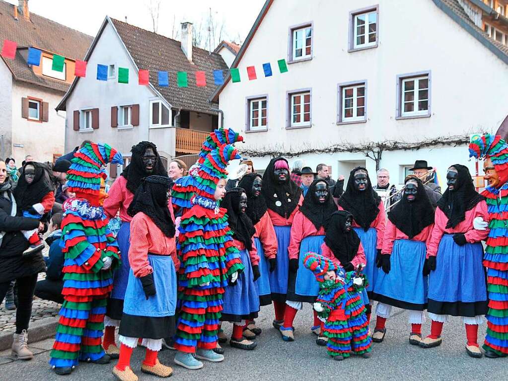 Mit Muskelkraft, Schwung und viel Elan der Zimmerleute wurde mit einem fastnchtlichen Spektakel der Narrenbaum gestellt. Dabei erklang auch der Zwulchheimer Narrenmarsch der talentierten Fasnet-Combo.