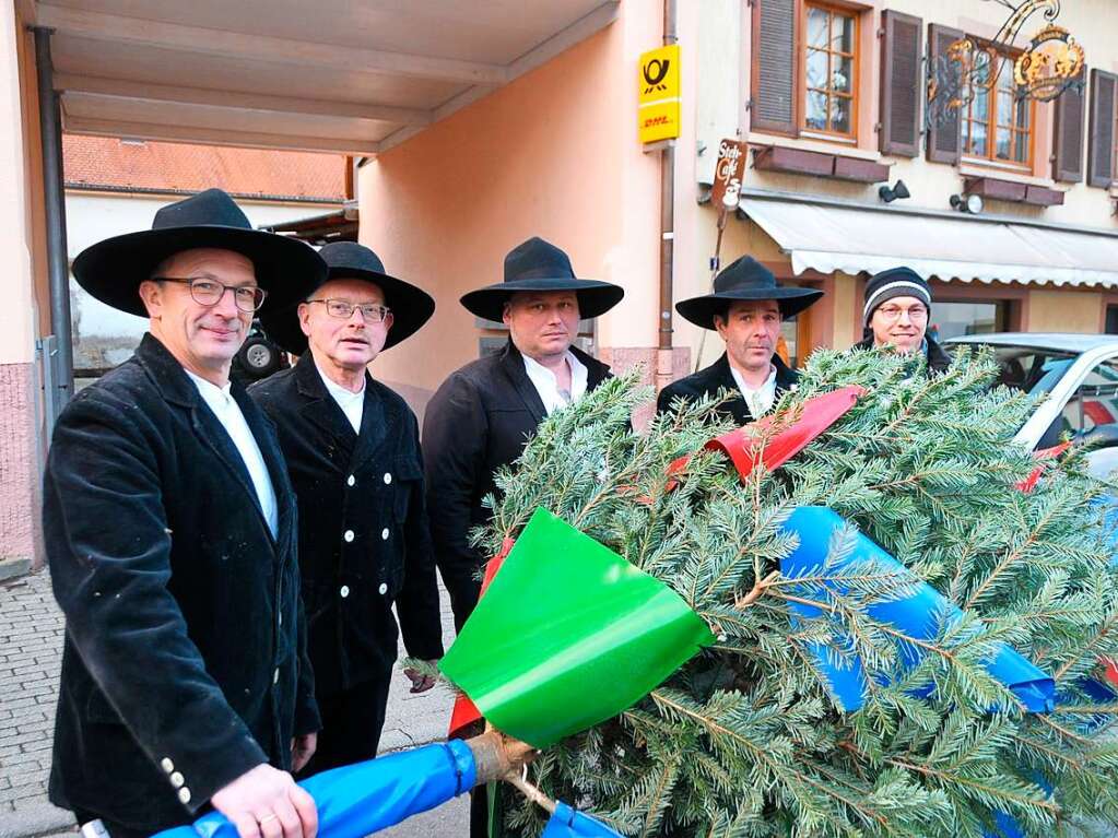 Mit Muskelkraft, Schwung und viel Elan der Zimmerleute wurde mit einem fastnchtlichen Spektakel der Narrenbaum gestellt. Dabei erklang auch der Zwulchheimer Narrenmarsch der talentierten Fasnet-Combo.