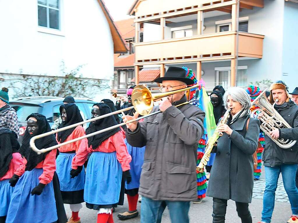 Mit Muskelkraft, Schwung und viel Elan der Zimmerleute wurde mit einem fastnchtlichen Spektakel der Narrenbaum gestellt. Dabei erklang auch der Zwulchheimer Narrenmarsch der talentierten Fasnet-Combo.