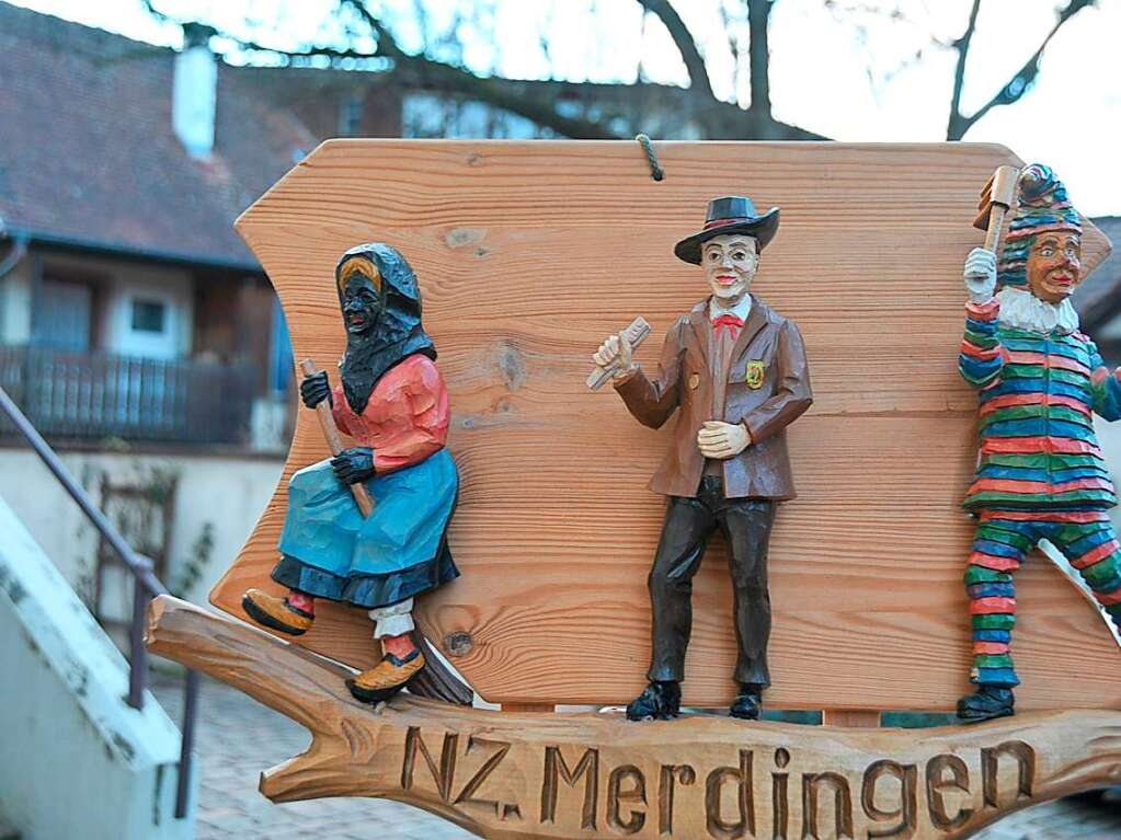 Mit Muskelkraft, Schwung und viel Elan der Zimmerleute wurde mit einem fastnchtlichen Spektakel der Narrenbaum gestellt. Dabei erklang auch der Zwulchheimer Narrenmarsch der talentierten Fasnet-Combo.