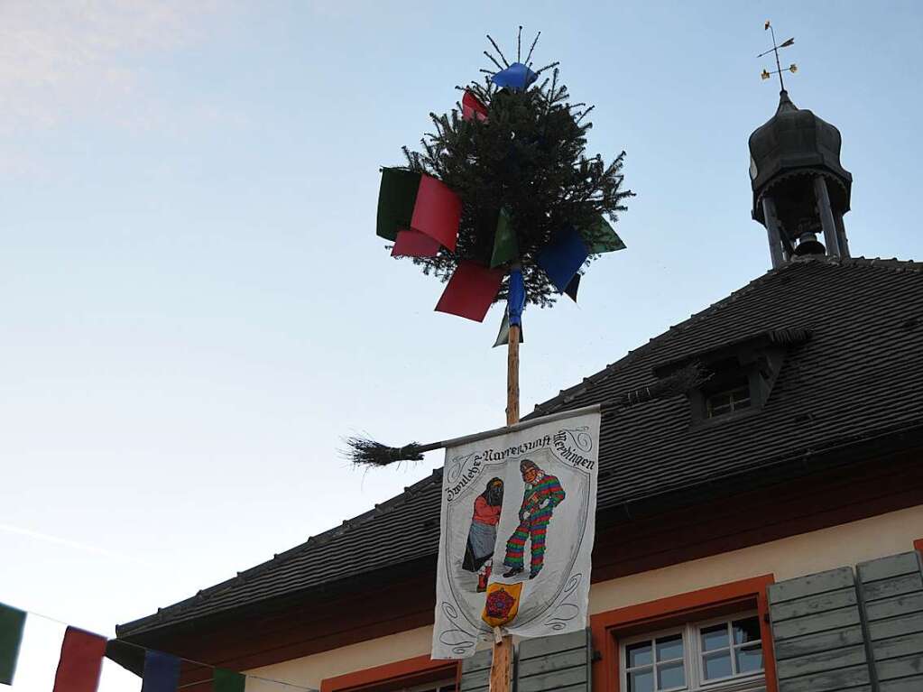 Mit Muskelkraft, Schwung und viel Elan der Zimmerleute wurde mit einem fastnchtlichen Spektakel der Narrenbaum gestellt. Dabei erklang auch der Zwulchheimer Narrenmarsch der talentierten Fasnet-Combo.