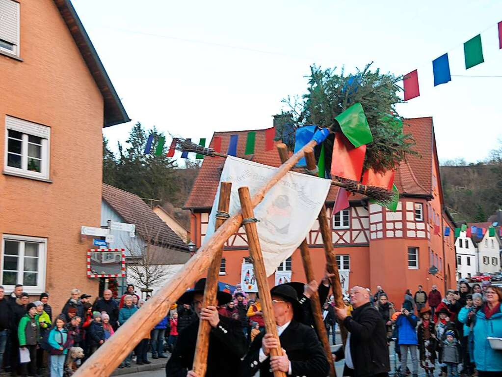 Mit Muskelkraft, Schwung und viel Elan der Zimmerleute wurde mit einem fastnchtlichen Spektakel der Narrenbaum gestellt. Dabei erklang auch der Zwulchheimer Narrenmarsch der talentierten Fasnet-Combo.