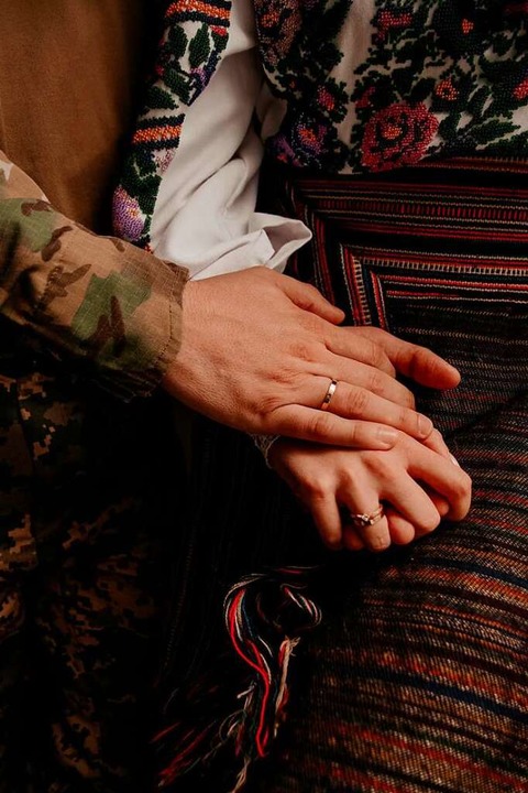 Heiraten in ukrainischer Tracht und Camouflage: Jurij Gerun und Marina Pitilyak.  | Foto: Viktoriia Vovkanych
