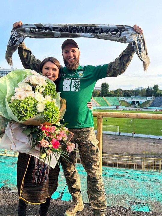 Heiraten in ukrainischer Tracht und Camouflage: Jurij Gerun und Marina Pitilyak.  | Foto: Valeria Pitilyak