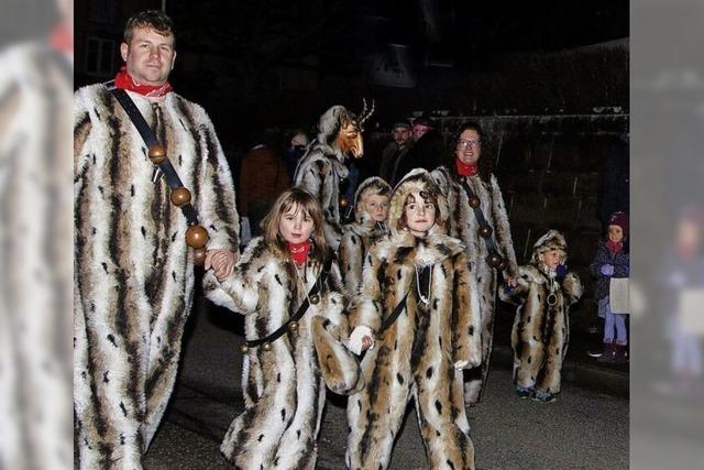 Narren ziehen in Schweighausen durch die Nacht