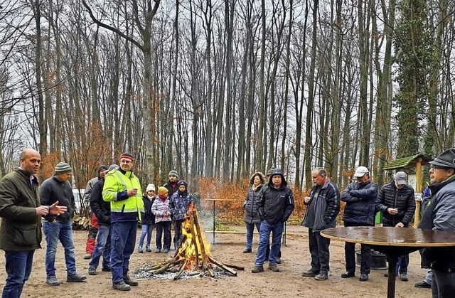 Am Lagerfeuer begrte Brgermeister Carsten Vogelpohl (links)  | Foto: Heike Wiegand