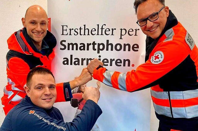 Manuel Gollhofer, Daniel Hug und Ralf ...r mehr Defibrillatoren in Stegen ein.  | Foto: Thomas Steuber/Region der Lebensretter