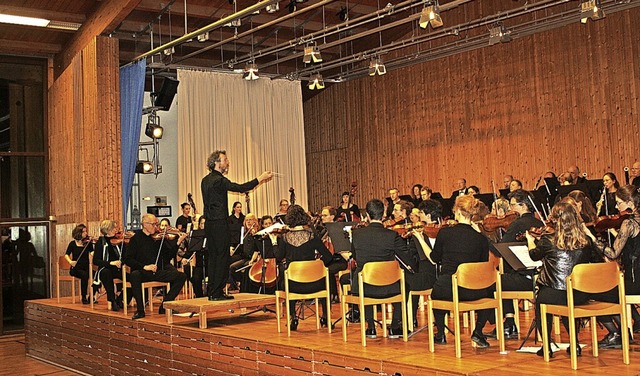 Dirigent Nikolaus Reinke und das etwa  60 Mitglieder starke Orchester  | Foto: Hildegard Karig