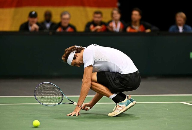 Am Boden wie das gesamte deutsche Team: Alexander Zverev  | Foto: Harald Tittel (dpa)