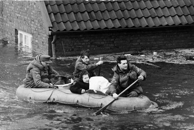 Eine Frau wird am 17.02.1962 in Hambur... dem Hamburger Stadtteil Wilhelmsburg.  | Foto: Gerd Herold