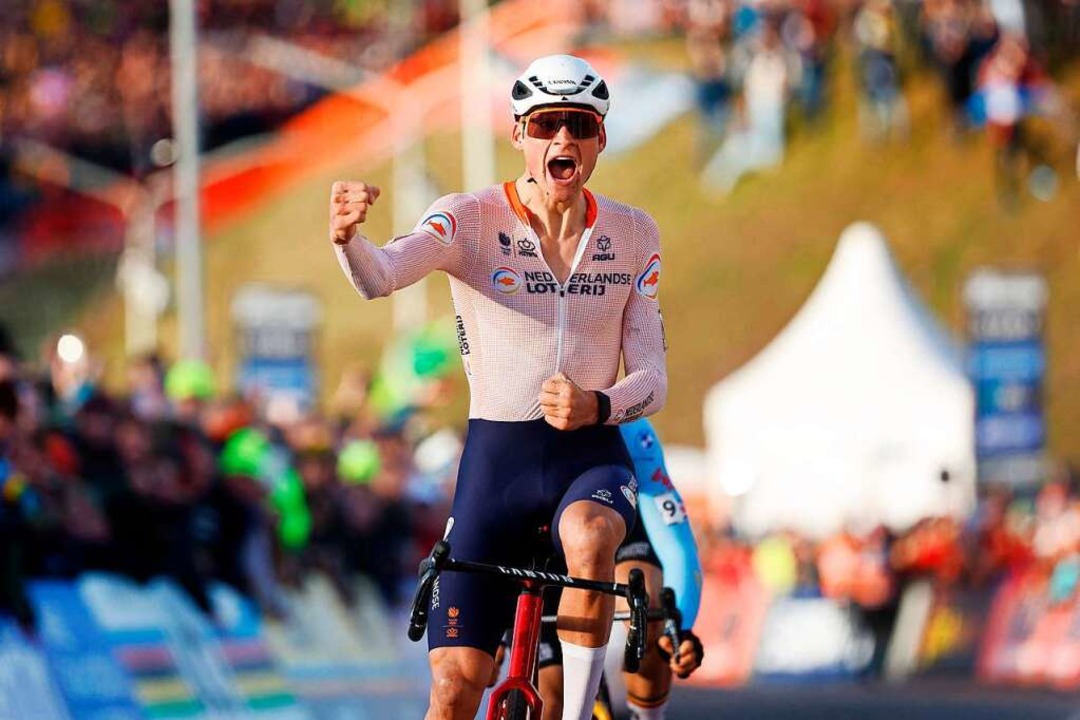 Mit dem Sieg bei der Cross-Weltmeister...nfte Regenbogentrikot seiner Karriere.  | Foto: BAS CZERWINSKI (AFP)