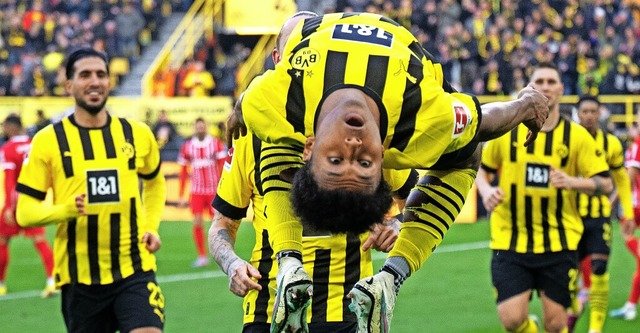 Der Dortmunder Karim Adeyemi geht vor ...Treffer zum 2:1 per Salto in die Luft.  | Foto: Bernd Thissen (dpa)