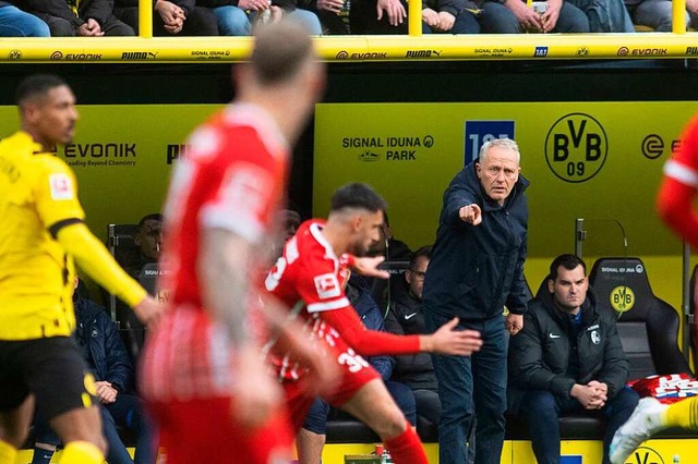 Freiburgs Trainer Christian Streich gestikuliert in Dortmund am Spielfeldrand.  | Foto: Bernd Thissen (dpa)