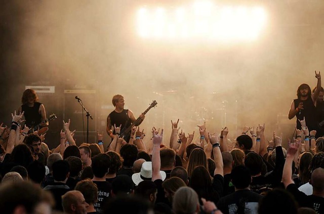 Besucher des Heavy-Metal-Festivals rec...Pommesgabel-Zeichen&quot; in die Hhe.  | Foto: Carsten Rehder