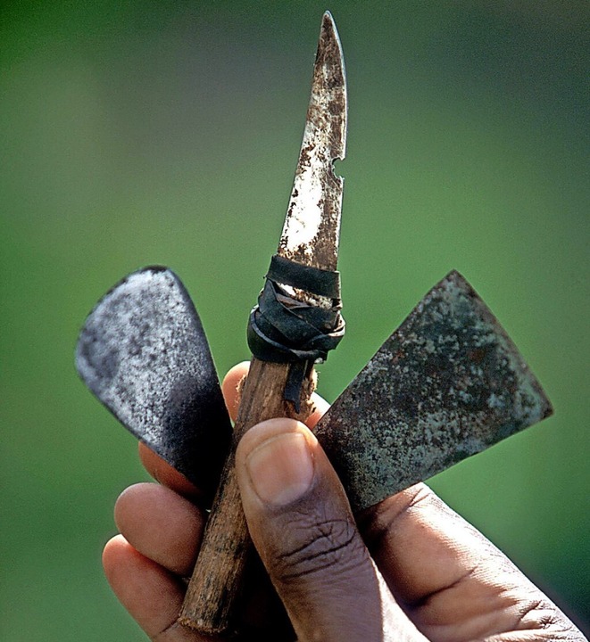 Mit solchen primitiven Messern werden junge Frauen in Afrika oft beschnitten. 