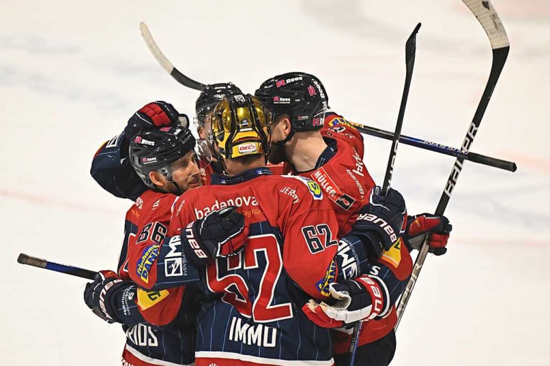 Die EHC-Spieler freuen sich mit Siegtorschtze Tor Immo.  | Foto: Achim Keller