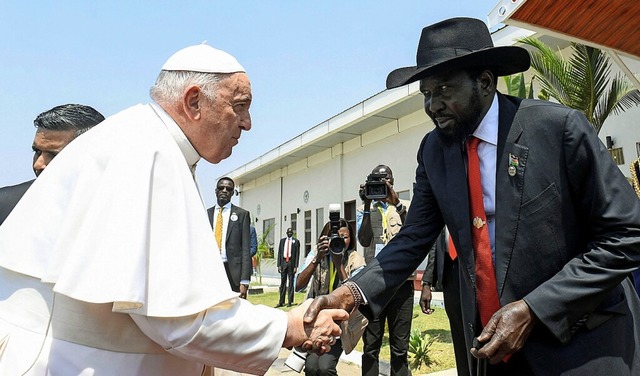 Papst Franziskus am Sonntag mit Sdsudan-Prsident Salva Kiir Mayardit  | Foto: - (AFP)