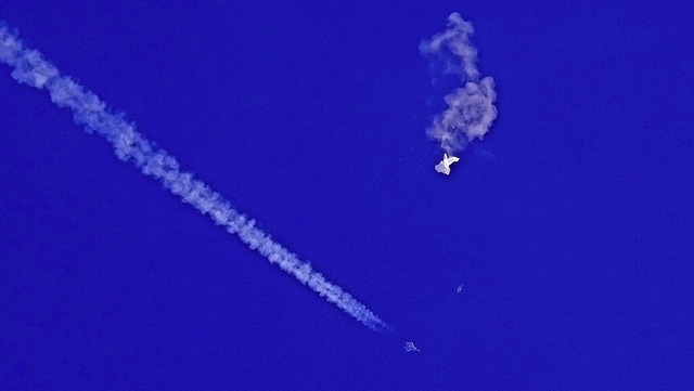 Der Ballon strzt zu Boden nachdem ein...g mit einer Rakete abgeschossen hatte.  | Foto: Chad Fish (dpa)