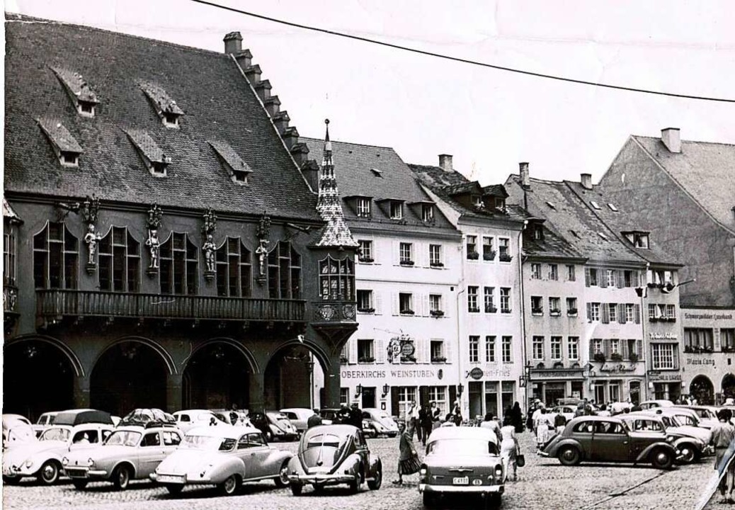 Regen Verkehr auf dem Münsterplatz zei...inks daneben das Historische Kaufhaus.  | Foto: Peter Bergner/privat