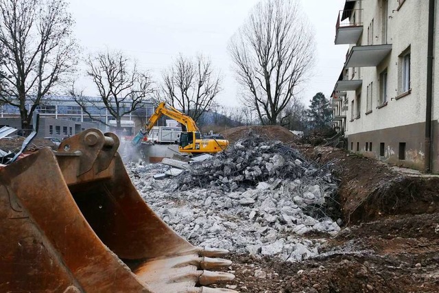Der Abriss fr die Neubauten der Wohnbau in der Nordstadt ist  im Gang.  | Foto: Lukas Mller
