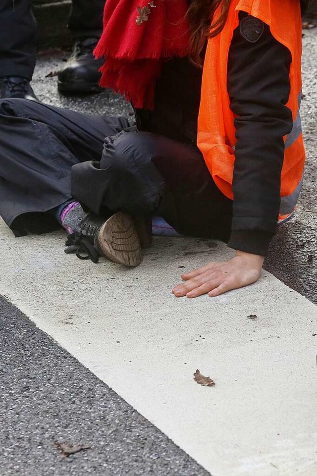 Bevorzugte Protestform der Klima-Aktiv...ebe-Blockade von Straen. (Symbolbild)  | Foto: Bodo Marks (dpa)