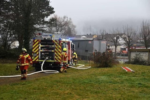 Feuerwehr-Großeinsatz wegen brennendem Auflieger in Maulburg