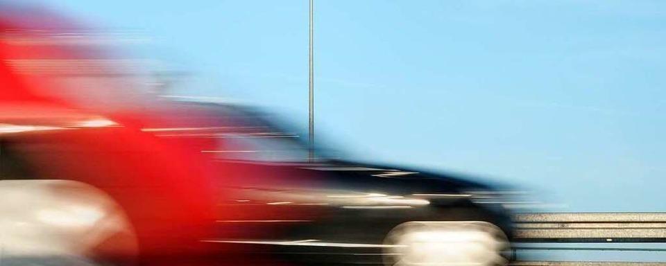 Polizei fasst zwei Verdächtige nach einem illegalen Autorennen auf der A5
