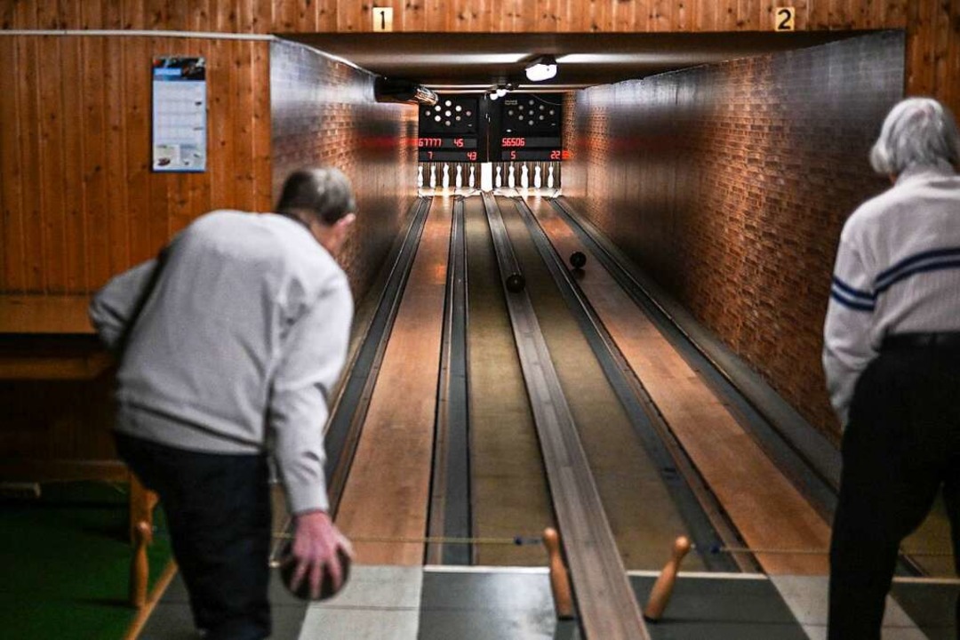 Die Zahl der Kegelbahnen in Deutschland nimmt deutlich ab.  | Foto: Jens Kalaene (dpa)