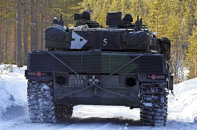 Ein Leopard-Panzer bei einer bung  | Foto: Martti Kainulainen (dpa)
