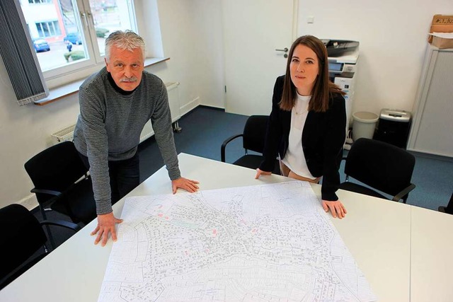 Bernd Haller und Miriam Kchel zeigen einem Bodenrichtwerte-Plan.   | Foto: Bastian Bernhardt