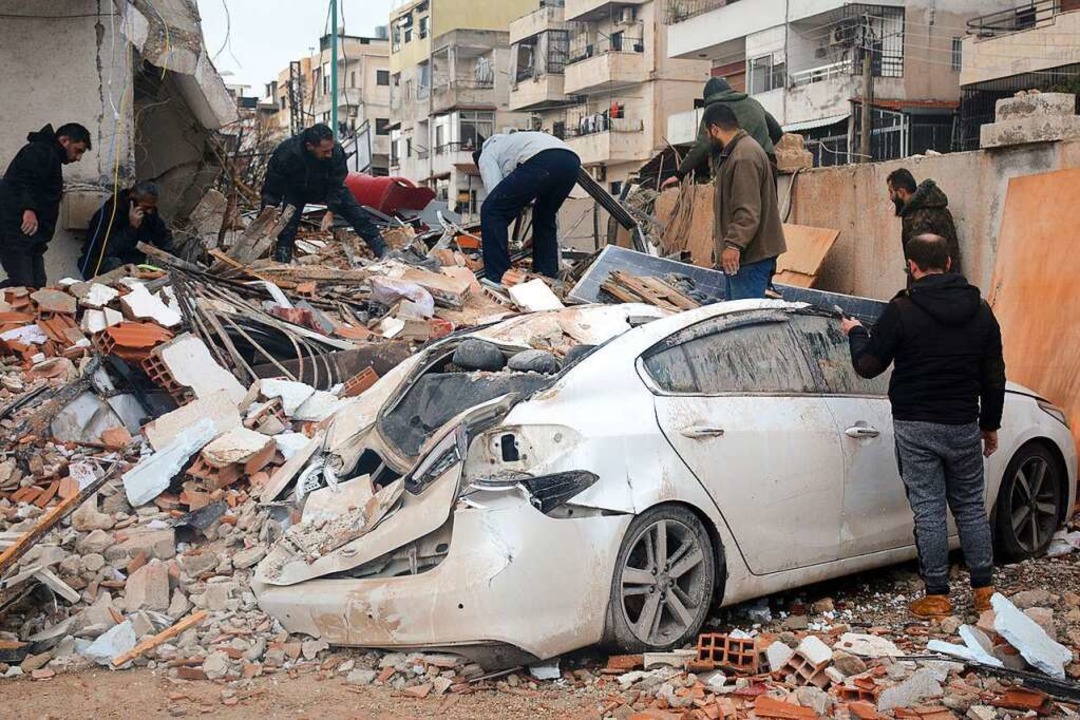 Freiwillige Helfer suchen in der syris... Überlebenden der Erdbebenkatastrophe.  | Foto: - (dpa)
