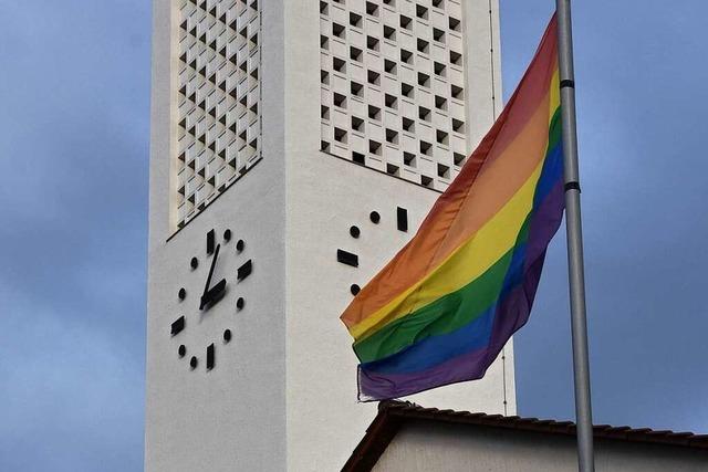 Junge Gundelfinger Katholiken befürworten Regenbogenflagge vor der Kirche