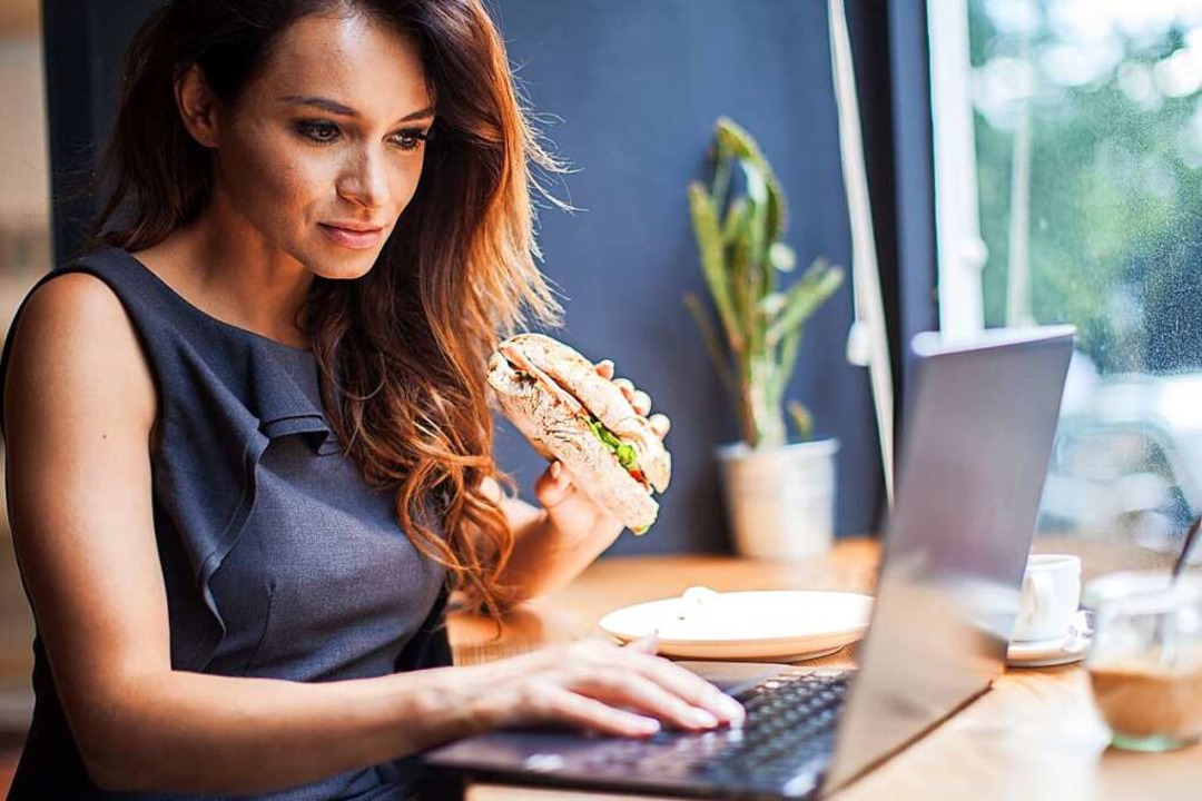 Zu den E-Mails ein Snack: Ob das Essen..., fragt man am besten den Arbeitgeber.  | Foto: Christin Klose (dpa)