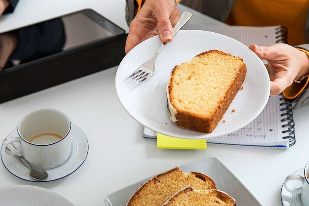 Sie essen gerne mal ein Stück Kuchen während der Arbeit?  | Foto: Christin Klose (dpa)
