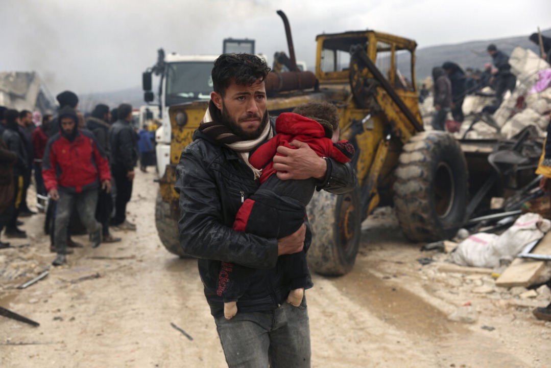 Besnia: Ein Mann trgt ein Erdbebenopfer.  | Foto: Ghaith Alsayed (dpa)