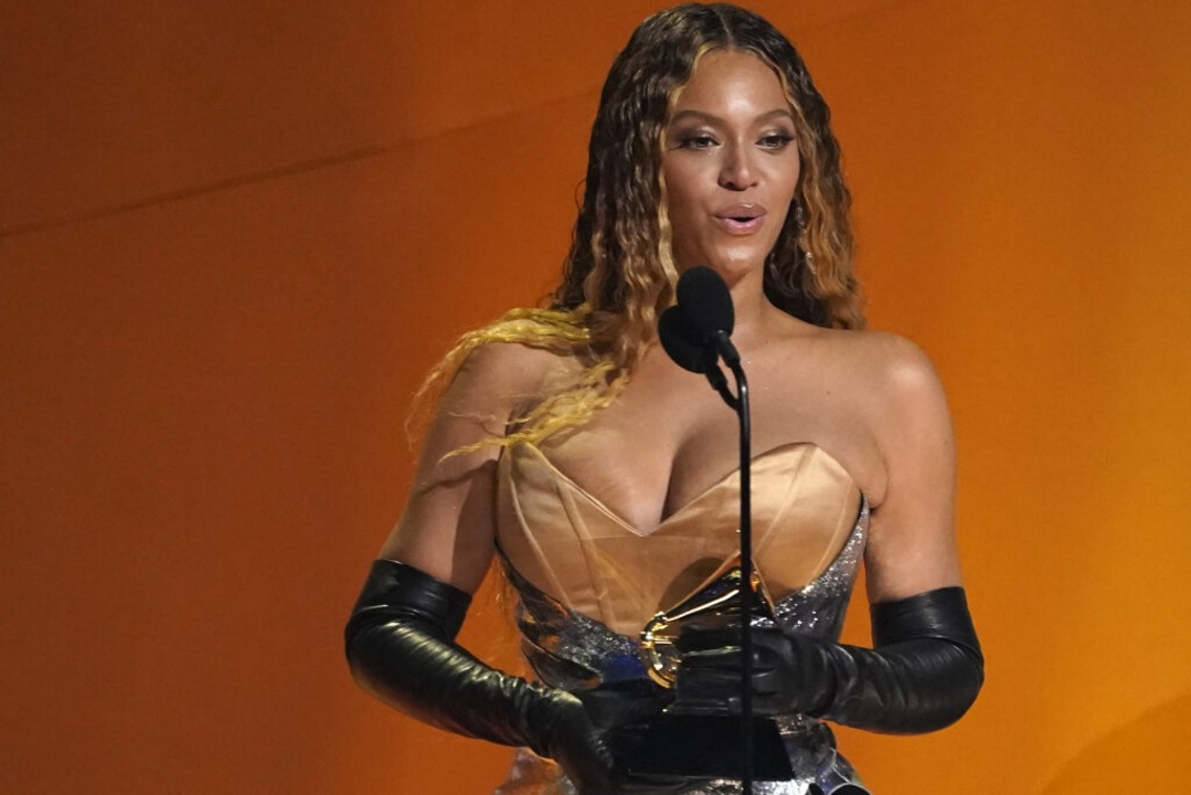 Beyonce nimmt den Preis fr das beste ...eihung der 65. Grammy Awards entgegen.  | Foto: Chris Pizzello (dpa)