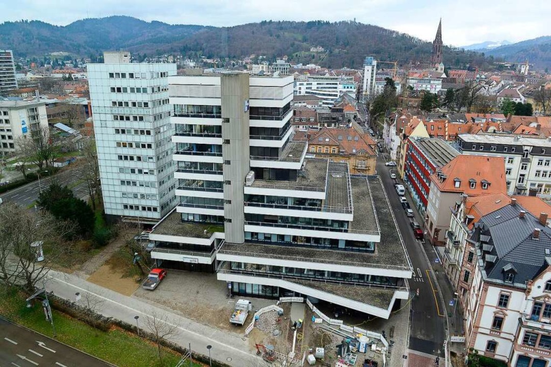 Das ehemalige Commerzbank-Gebäude in F... 22 soll einem moderneren Bau weichen.  | Foto: Ingo Schneider