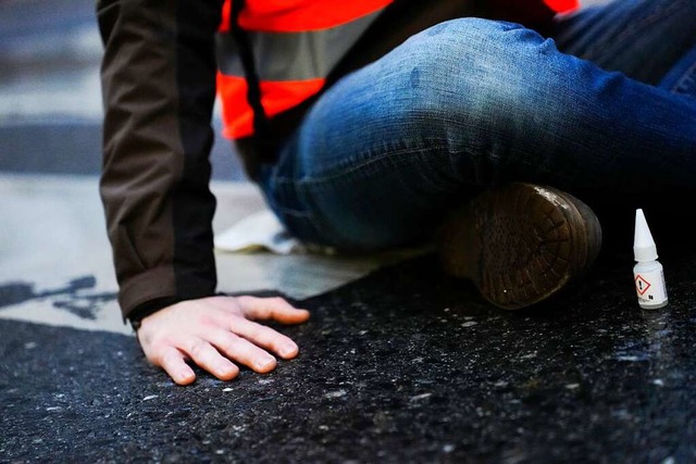 Vier Menschen haben sich am Montag an ...ingen auf die B3 geklebt. (Symbolbild)  | Foto: Eva Manhart (dpa)