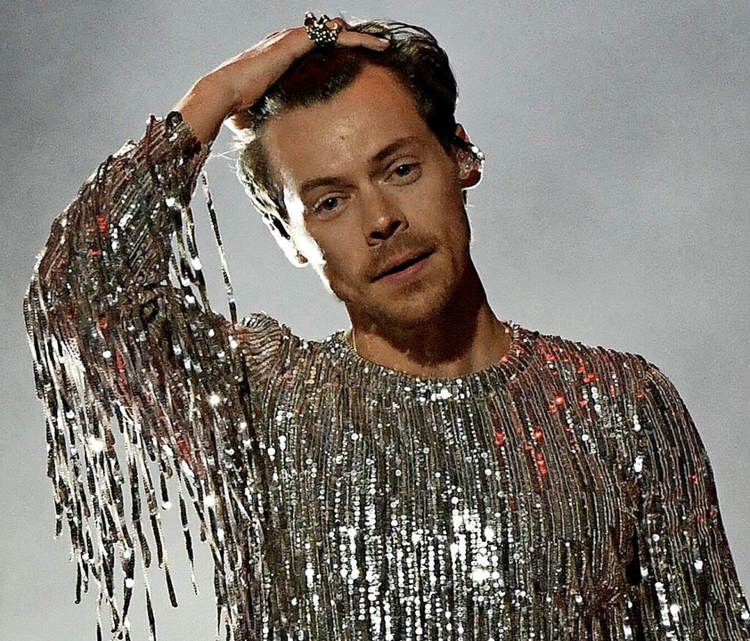 Glitzer-Look: Harry Styles in einem seiner Outfits bei der Grammy-Gala  | Foto: VALERIE MACON (AFP)