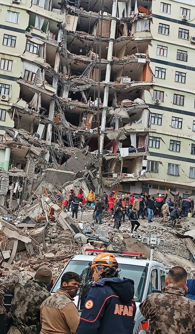 Geflchtete Bewohner und Rettungshelfe...in der trkischen Grostadt Dyarbakir.  | Foto: IMAGO/Ahmet Yukus