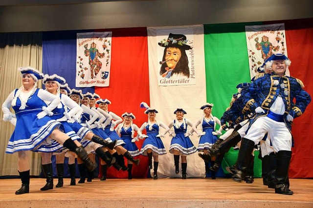 Bei der Vereinsfasnacht 2020 tanzte die Karnevalsvereinigung Blau-Wei.  | Foto: Helena Kiefer