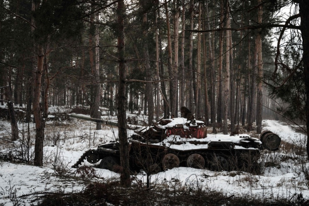 Ein verlassener Panzer in der Ukraine  | Foto: YASUYOSHI CHIBA (AFP)
