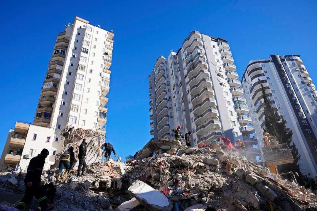 Am 6. Februar 2023 bebte die Erde im S... in Syrien. Viele Häuser stürzten ein.  | Foto: Hussein Malla (dpa)